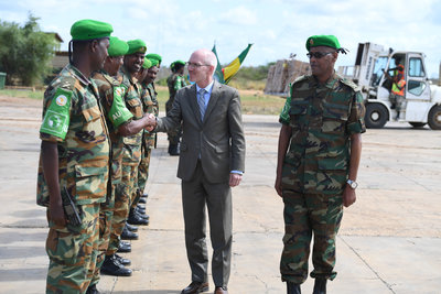 The UN Secretary-General’s Special Representative for Somalia, James Swan receives a guard of honor by AMISOM troops at Baidoa Airport while during a visit to Baidoa, South West State, on 18 July 2019. UN Photo /Abdikarim Mohamed