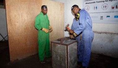 An instructor supervises a trainee during a blacksmith training in Kismaayo Technical Institute. The trainee is one of the beneficiaries of the ‘Dal Dhis’ project, launched by UNIDO, which provides vocational training to youth in Kismaayo.