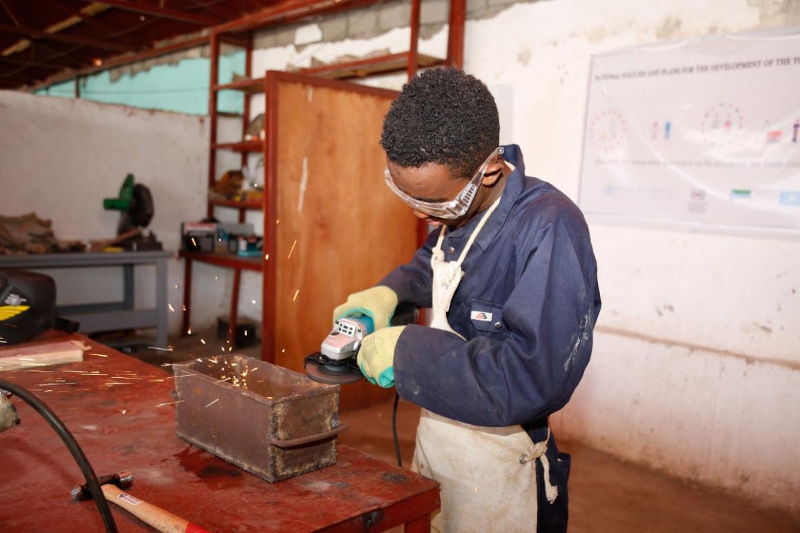 A trainee grinds metal during a vocational training in Kismaayo Technical Institute. The trainee is one of the beneficiaries of the ‘Dal Dhis’ project, launched by UNIDO, which provides vocational training to youth in Kismaayo.